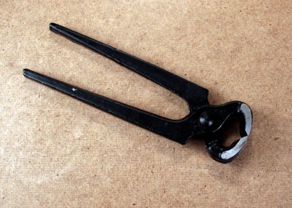 Carpenter's pincers used as fret cutter